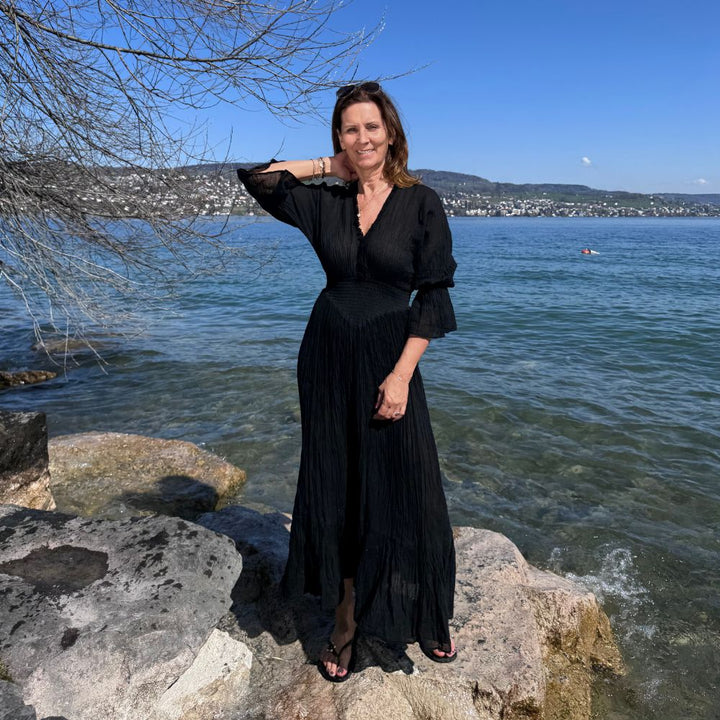 D’ARTEMIDE Eleni Dress in black aus 100% Baumwolle, sommerlich gestylt am Wasser