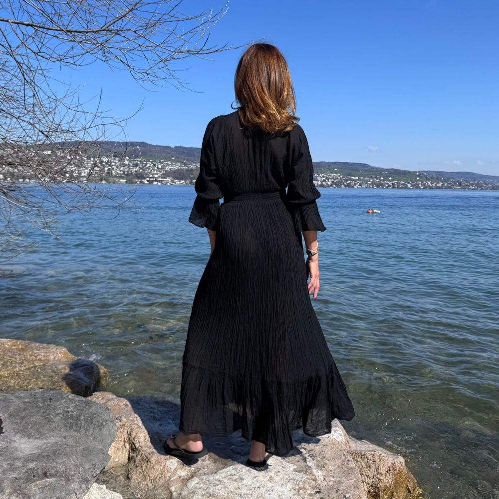 D’ARTEMIDE Eleni Dress in black aus 100% Baumwolle, Rückenansicht mit fliessender Silhouette