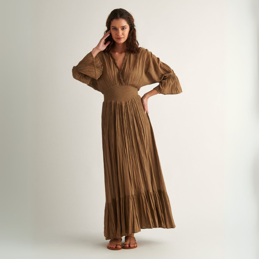 D’ARTEMIDE Eleni Dress in mocha aus 100% Baumwolle, langes Sommerkleid mit Fledermausärmeln, frontal getragen