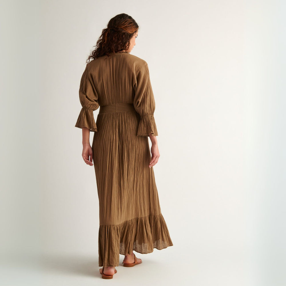 D’ARTEMIDE Eleni Dress in mocha aus 100% Baumwolle, Rückenansicht des fliessenden Sommerkleids