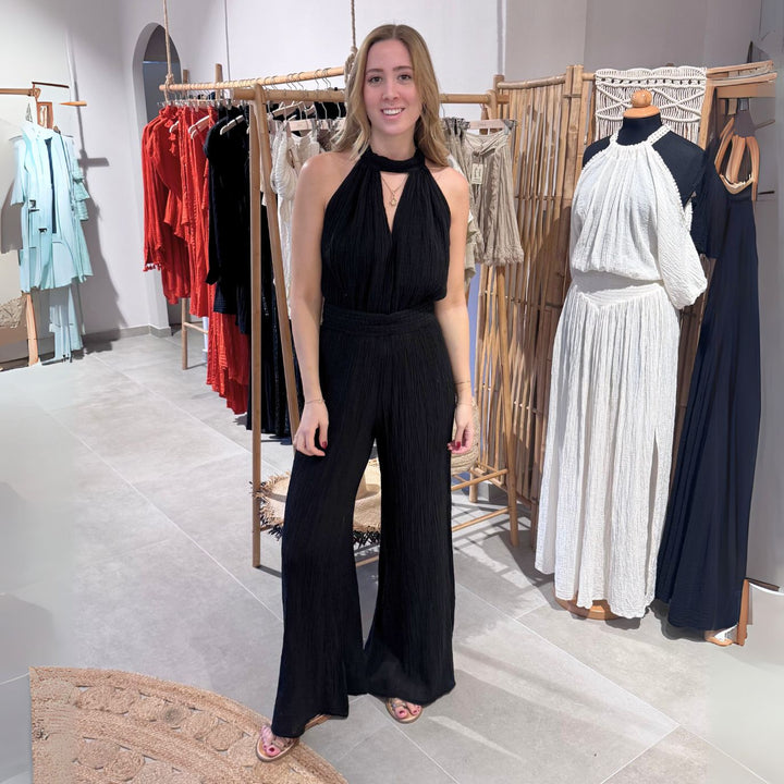 D’ARTEMIDE Hypatia Jumpsuit in black aus 100 % Baumwolle, eleganter Sommer-Jumpsuit, frontal getragen im Store