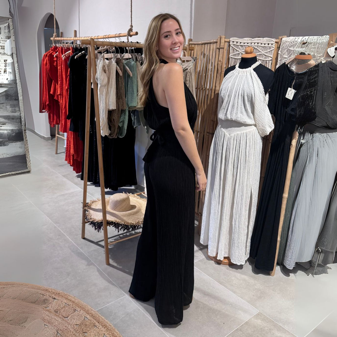 D’ARTEMIDE Hypatia Jumpsuit in black aus 100 % Baumwolle, Rückenansicht mit fliessendem Bein