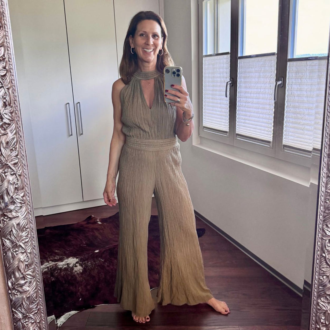 D’ARTEMIDE Hypatia Jumpsuit in mocha aus 100 % Baumwolle, luftiger Sommer-Jumpsuit, frontal getragen