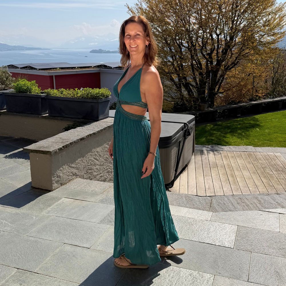 D Artemide Idylle Dress Emerald elegantes Maxikleid mit Cut Outs sommerliches Kleid auf Terrasse am See