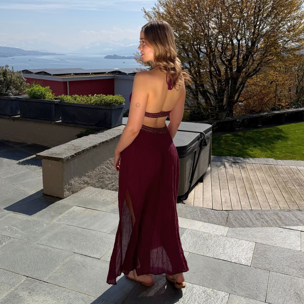 D Artemide Idylle Dress Wine Berry Maxikleid Rückenansicht mit Cut Outs fliessendes Sommerkleid mit Seeblick