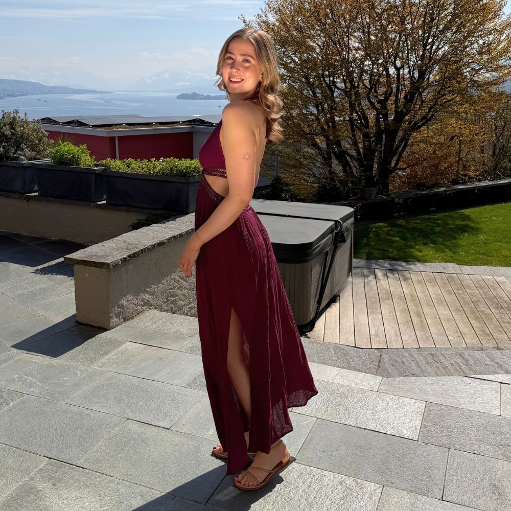 D Artemide Idylle Dress Wine Berry elegantes Maxikleid mit Cut Outs sommerliches Kleid auf Terrasse am See