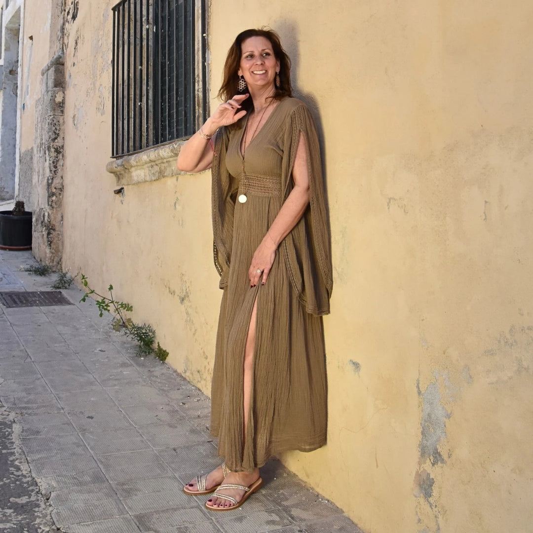 D’ARTEMIDE Krini Dress in mocha aus 100% Baumwolle, langes Sommerkleid mit Schlitz, frontal getragen