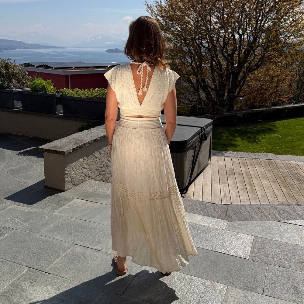 D Artemide Nerea Top Ivory Crop Top Rückenansicht kombiniert mit Livia Skirt sommerliches Outfit mit Seeblick