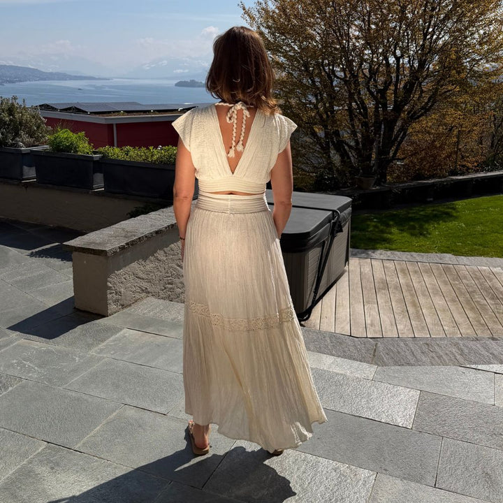 D Artemide Nerea Top Ivory Crop Top Rückenansicht kombiniert mit Livia Skirt sommerliches Outfit mit Seeblick