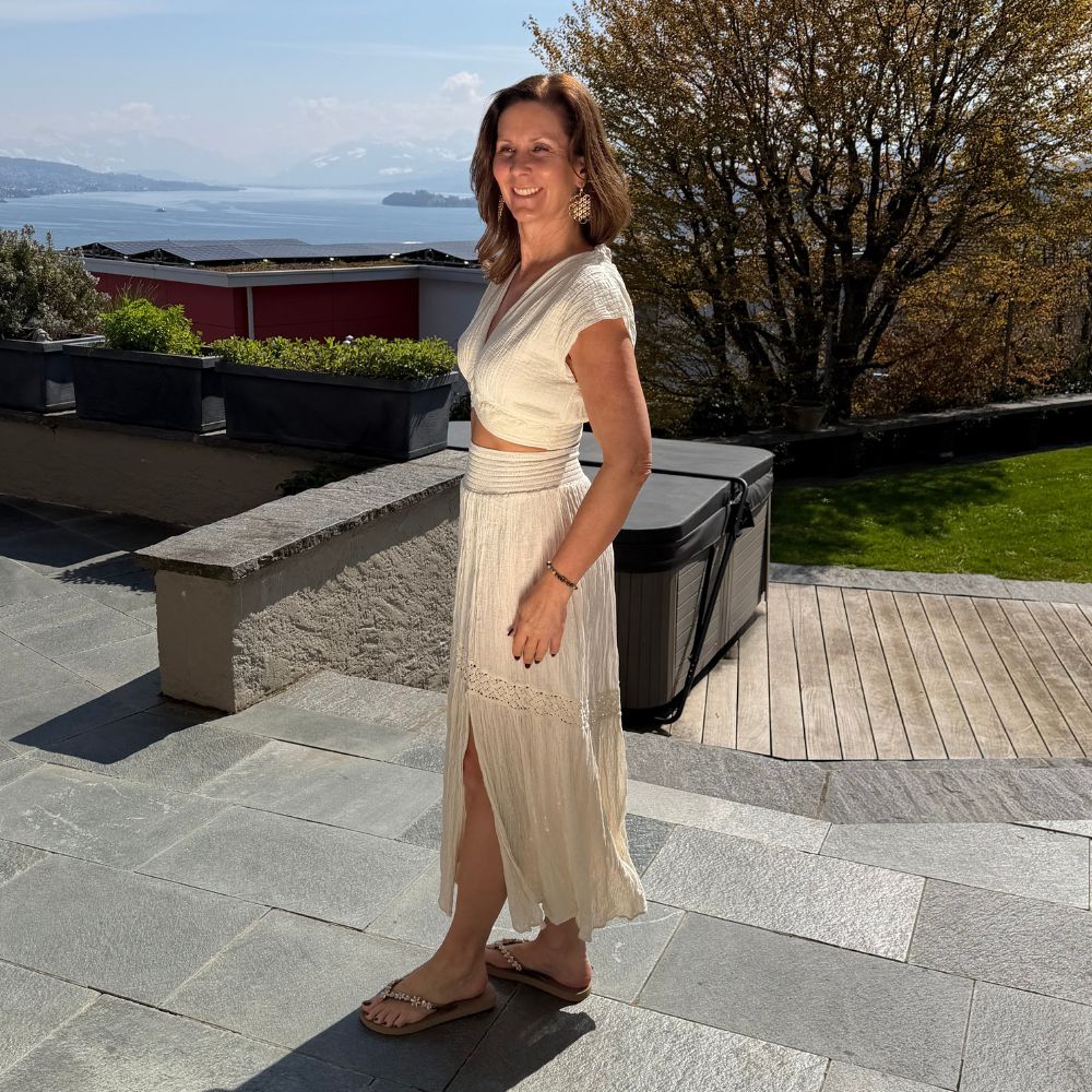 D Artemide Nerea Top Ivory elegantes Crop Top luftiges Sommertop kombiniert mit Livia Skirt auf Terrasse am See