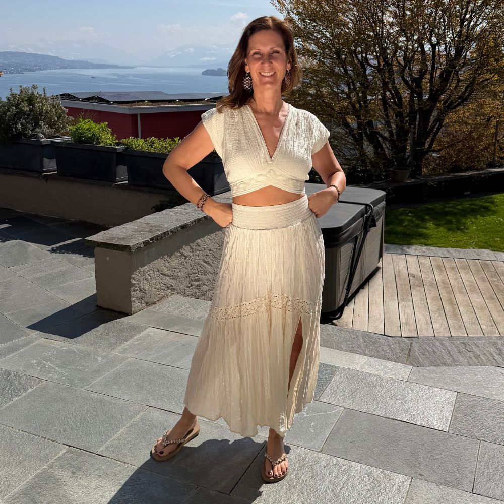 D Artemide Livia Skirt Ivory Maxirock kombiniert mit Nerea Top sommerliches Outfit auf Terrasse am See