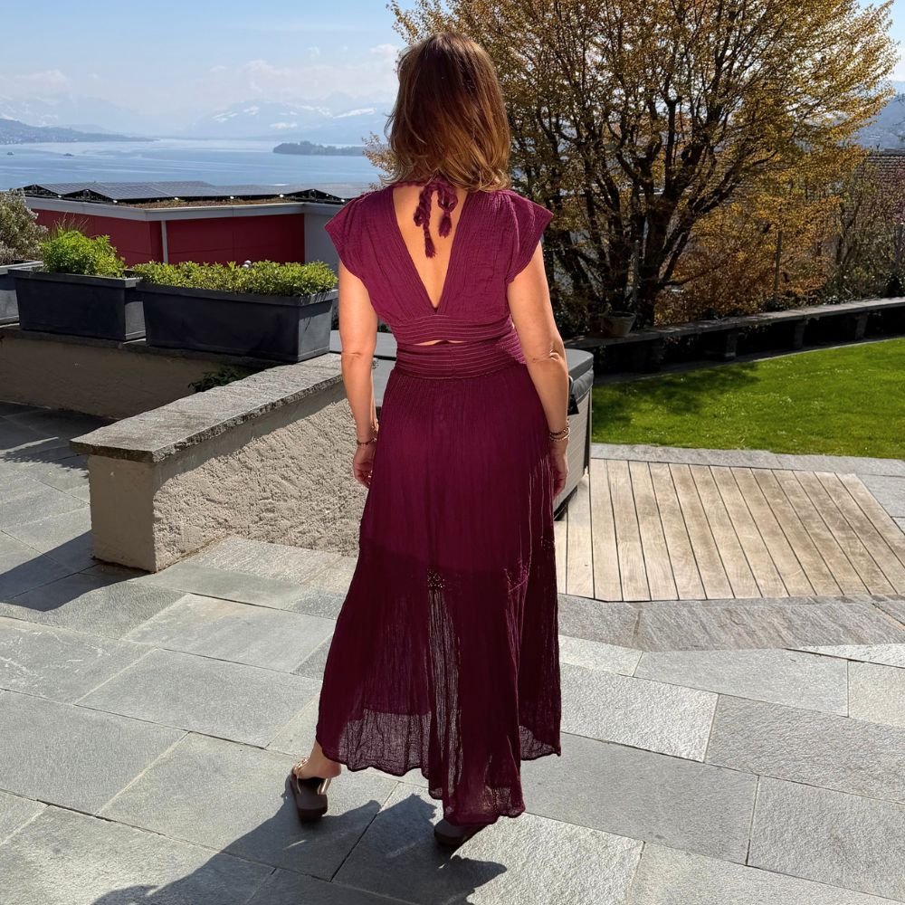 D Artemide Nerea Top Wine Berry Crop Top Rückenansicht kombiniert mit Livia Skirt sommerliches Outfit mit Seeblick