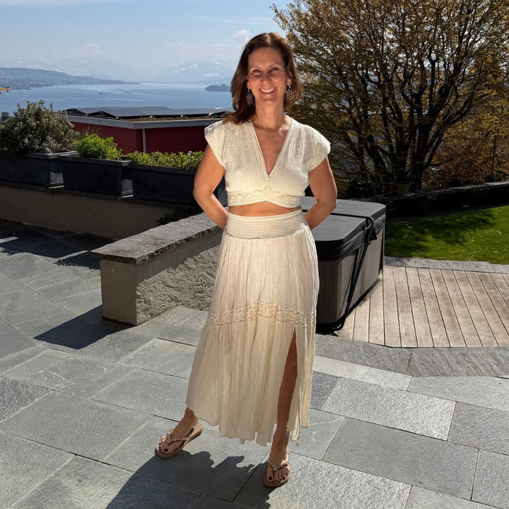 D Artemide Nerea Top Ivory Crop Top kombiniert mit Maxirock sommerliches Outfit auf Terrasse am See