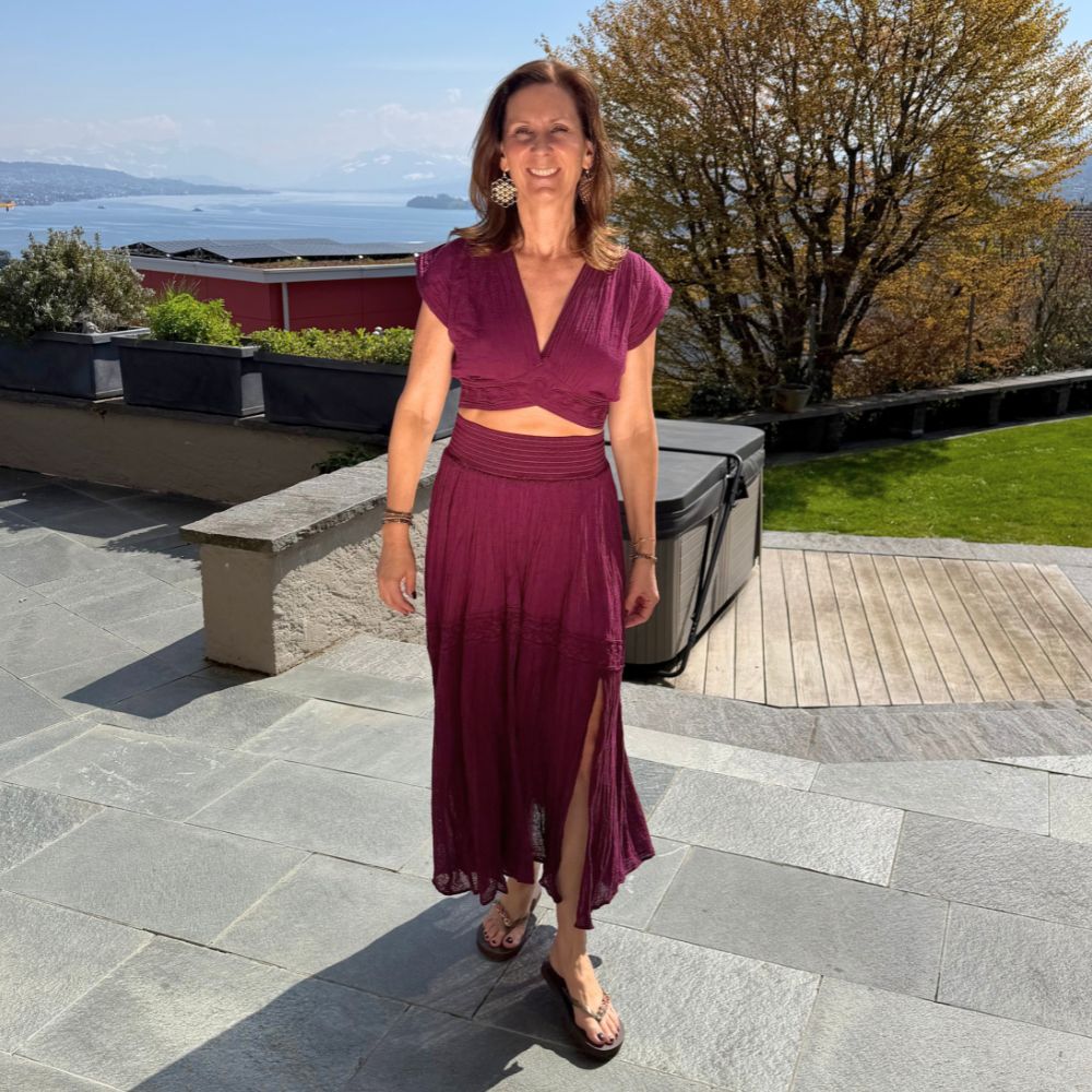 D Artemide Nerea Top Wine Berry Crop Top kombiniert mit Maxirock sommerliches Outfit auf Terrasse am See