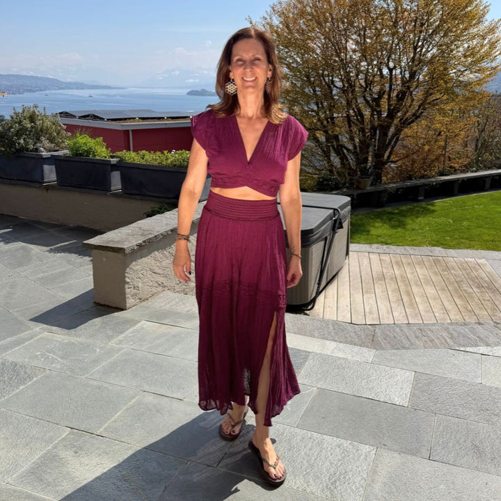 D Artemide Nerea Top Wine Berry Crop Top kombiniert mit Maxirock sommerliches Outfit auf Terrasse am See