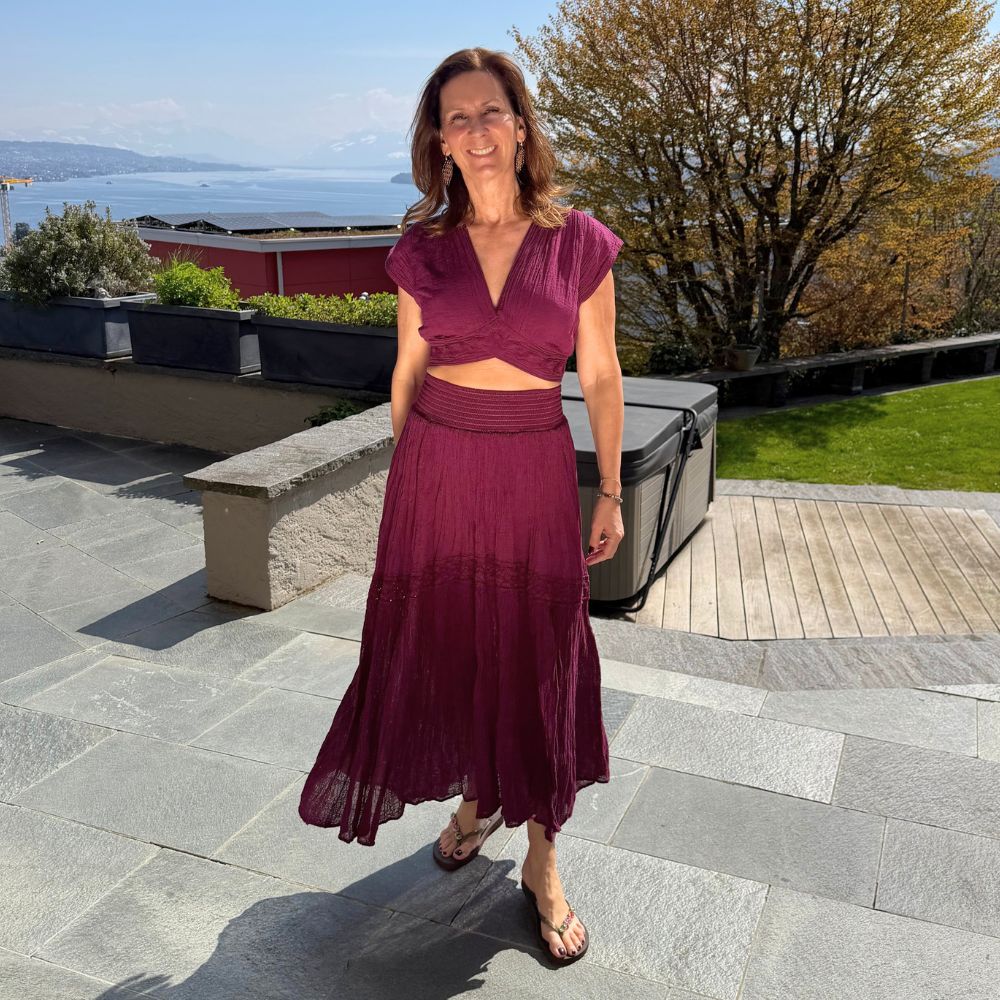 D Artemide Livia Skirt Wine Berry Maxirock kombiniert mit Nerea Top sommerliches Outfit auf Terrasse am See