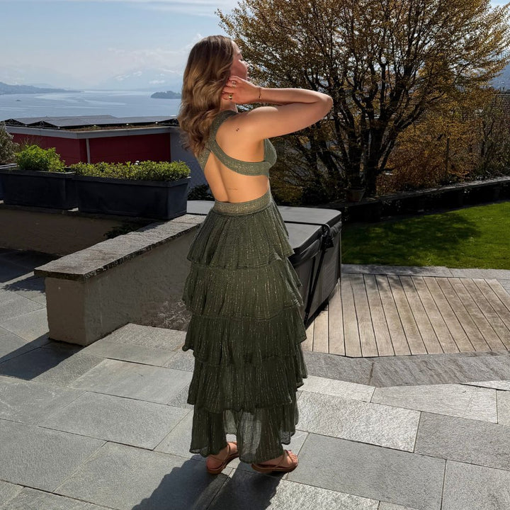 D Artemide Muse Dress Khaki Maxikleid Rückenansicht mit gekreuzten Trägern sommerliches Kleid mit Seeblick