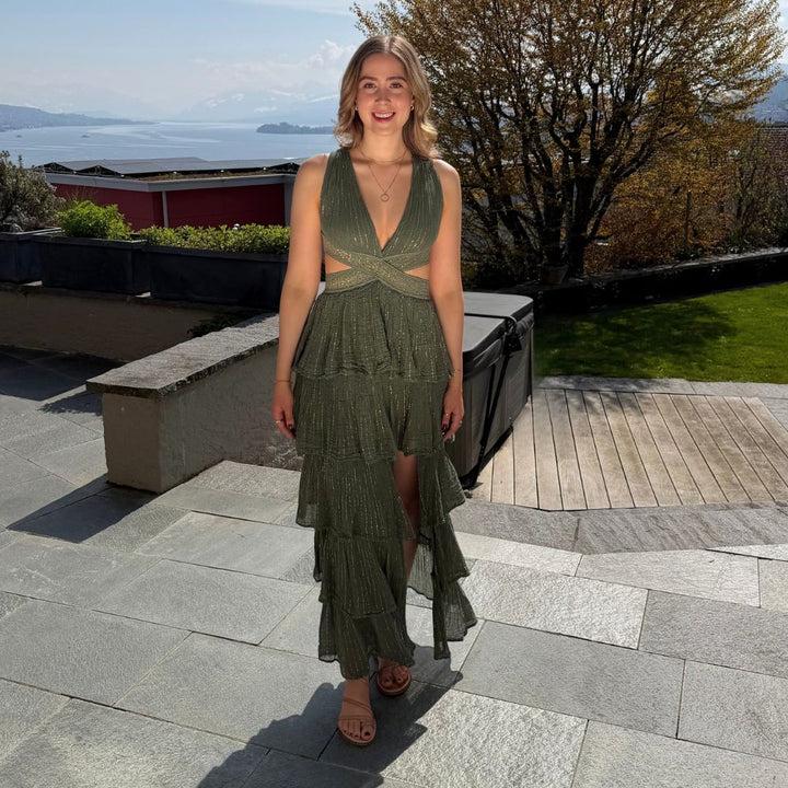 D Artemide Muse Dress Khaki Maxikleid mit V Ausschnitt luftiges Sommerkleid auf Terrasse am See