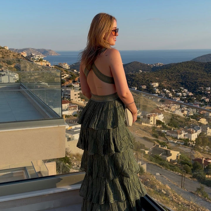 D Artemide Muse Dress Khaki Maxikleid Rückenansicht mit gekreuzten Trägern auf Terrasse mit Meerblick