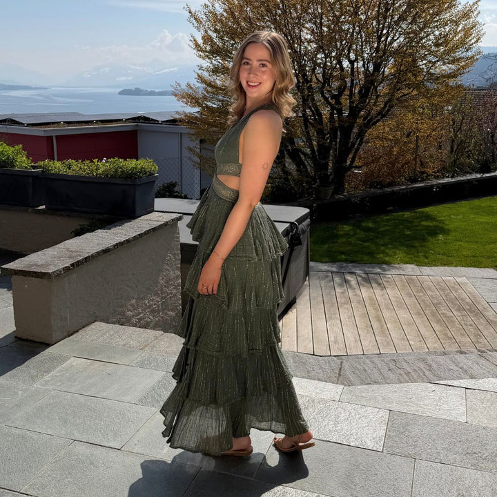 D Artemide Muse Dress Khaki elegantes Maxikleid mit fliessendem Rock sommerliches Kleid auf Terrasse am See