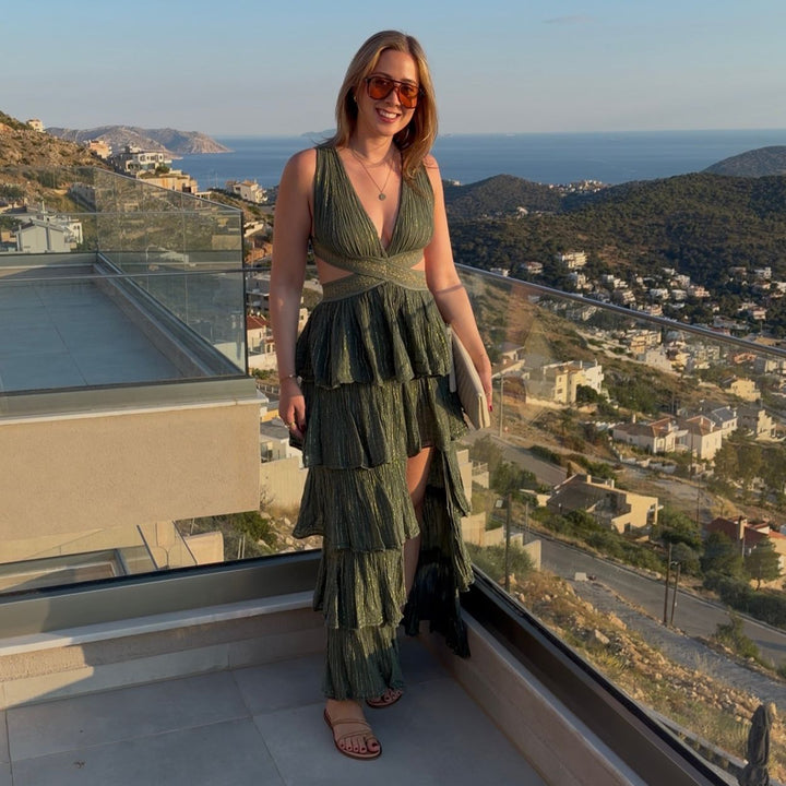 D Artemide Muse Dress Khaki Maxikleid mit V Ausschnitt auf Dachterrasse mit Meerblick