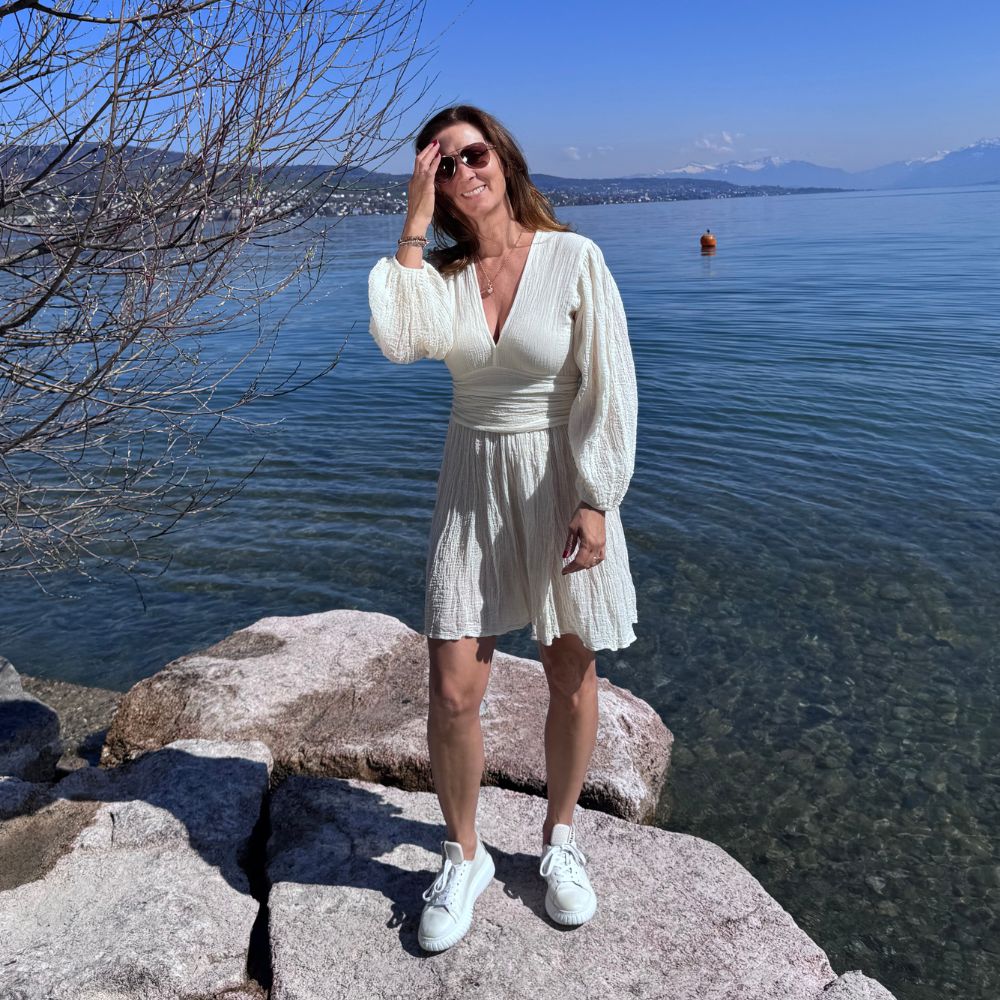 D’ARTEMIDE Nephele Dress Mini in ivory aus 100 % Baumwolle, kurzes Sommerkleid mit V-Ausschnitt, frontal getragen