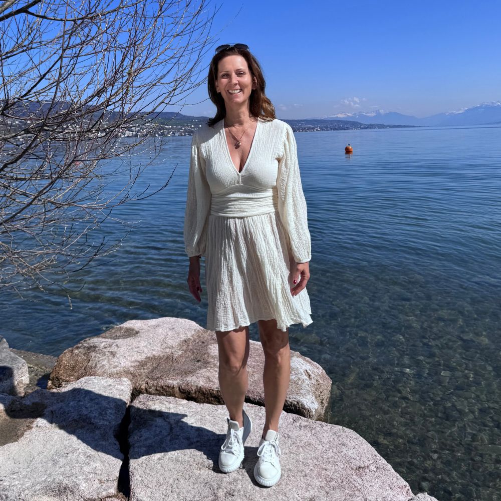 D’ARTEMIDE Nephele Dress Mini in ivory aus 100 % Baumwolle, sommerlich gestylt am See