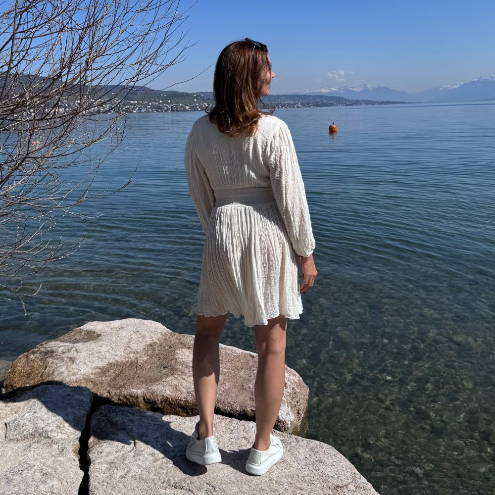 D’ARTEMIDE Nephele Dress Mini in ivory aus 100 % Baumwolle, Rückenansicht mit leichter Stoffstruktur