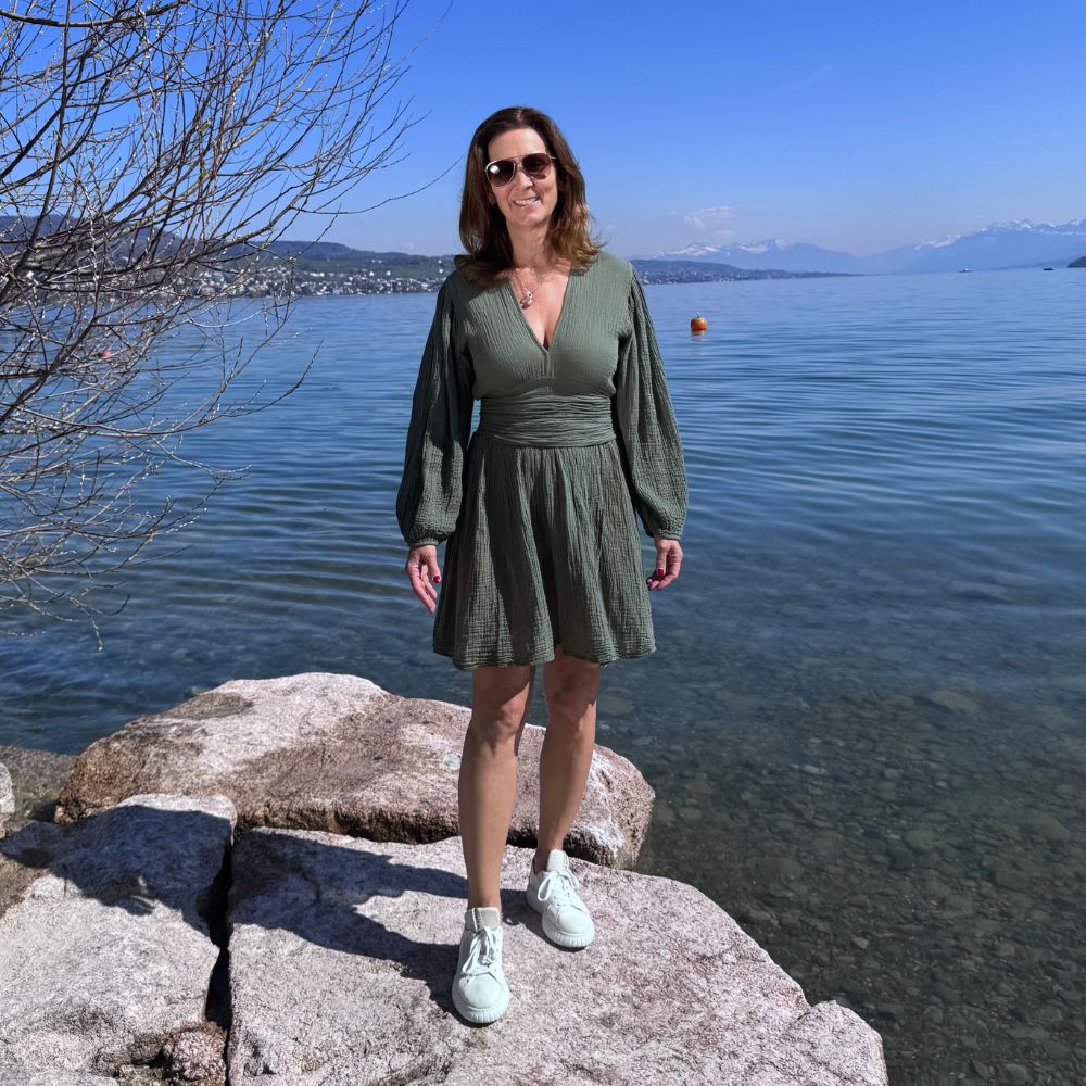 D’ARTEMIDE Nephele Dress Mini in khaki aus 100 % Baumwolle, luftige Passform, sommerlich gestylt am Wasser