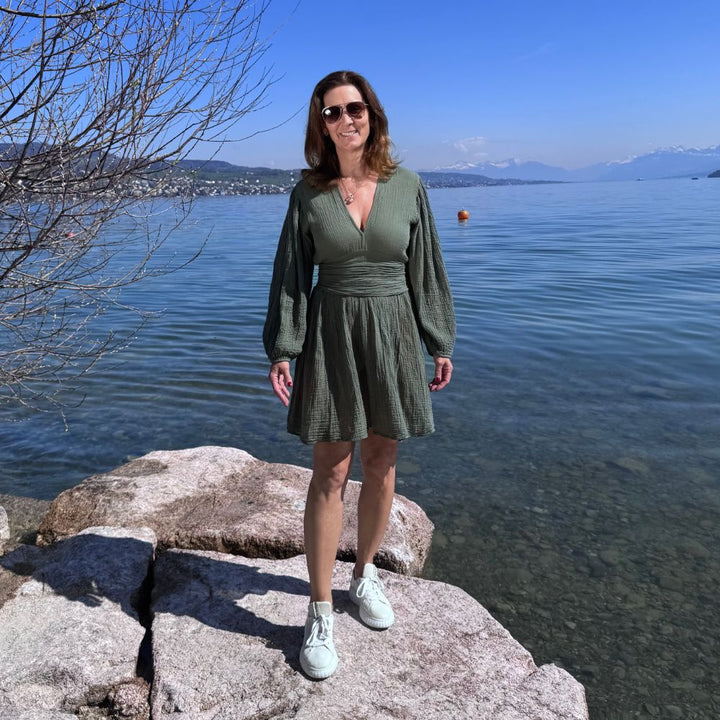 D’ARTEMIDE Nephele Dress Mini in khaki aus 100 % Baumwolle, luftige Passform, sommerlich gestylt am Wasser