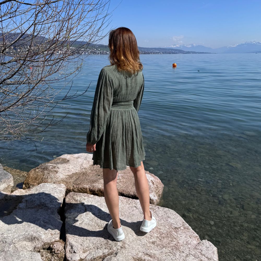 D’ARTEMIDE Nephele Dress Mini in khaki aus 100 % Baumwolle, Rückenansicht des kurzen Sommerkleids