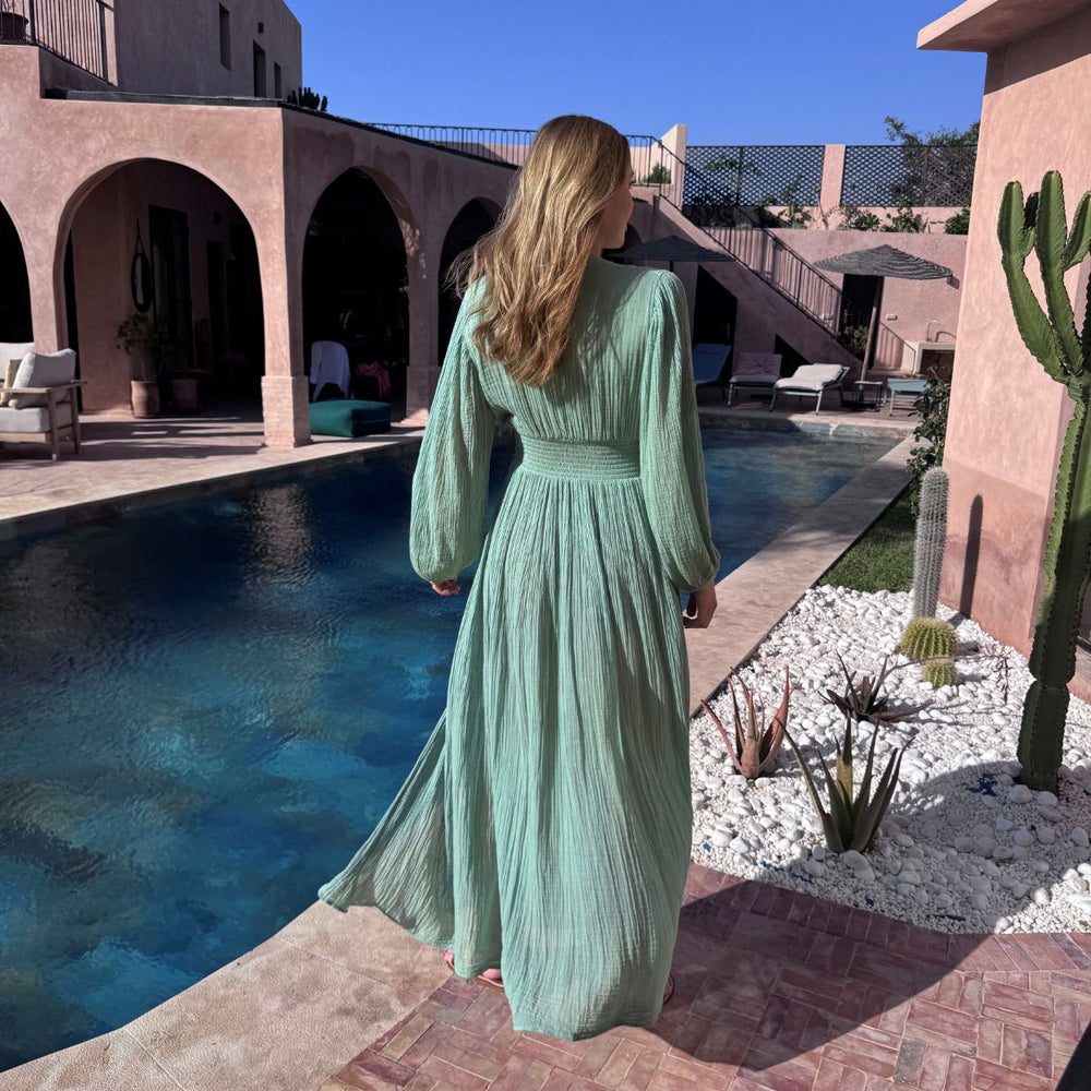 D’ARTEMIDE Nephele Dress in mint aus 100 % Baumwolle, Rückenansicht mit fliessendem Rock