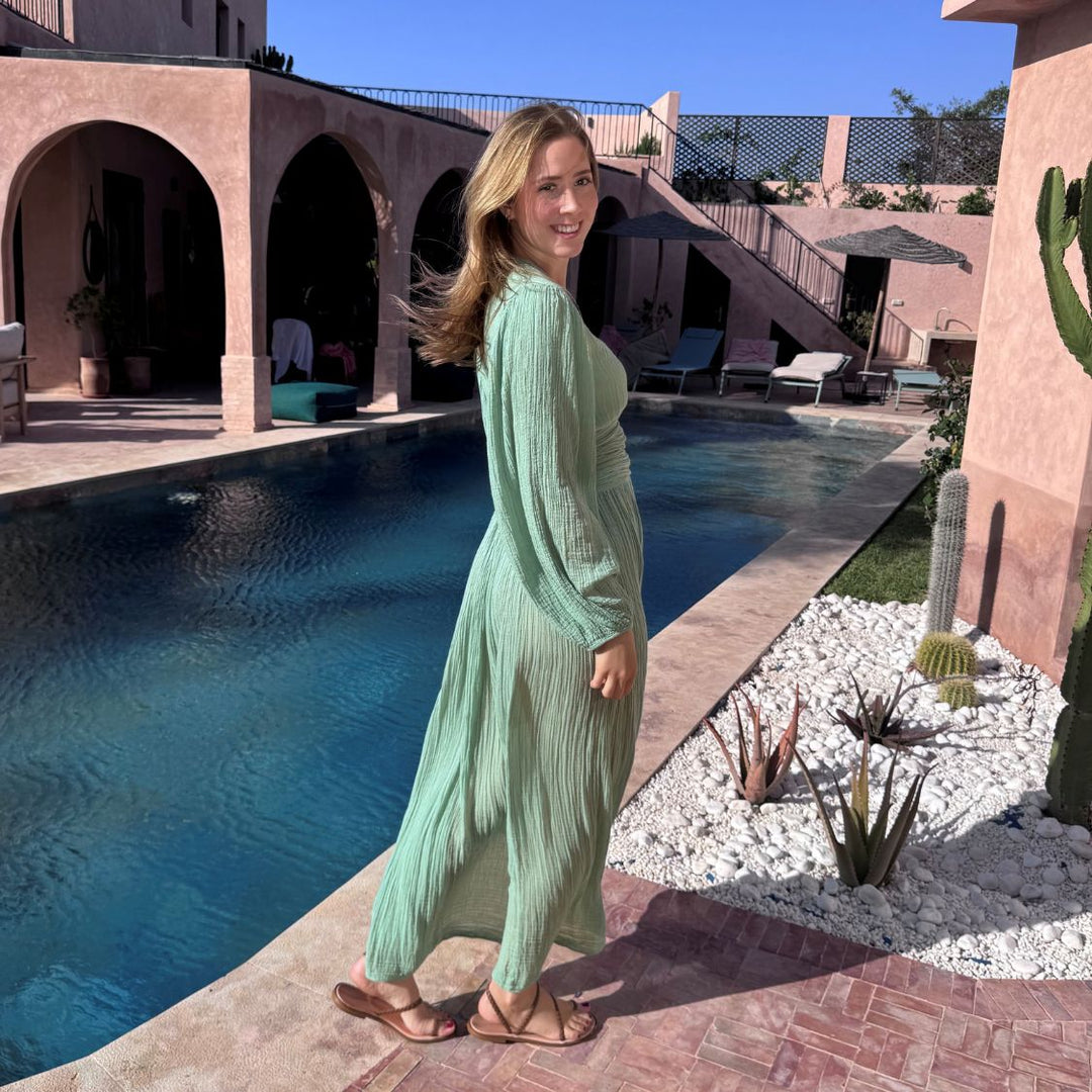 D’ARTEMIDE Nephele Dress in mint aus 100 % Baumwolle, seitliche Ansicht des langen Sommerkleids