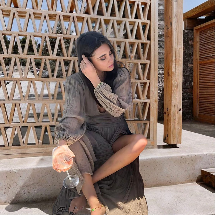 D’ARTEMIDE Nephele Dress in mocha aus 100 % Baumwolle, entspannt gestylt in mediterraner Umgebung