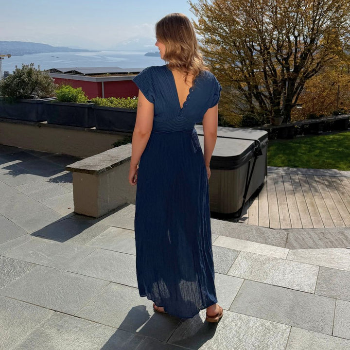 D Artemide Nerea Dress Dark Blue Maxikleid Rückenansicht leichtes Sommerkleid mit Seeblick