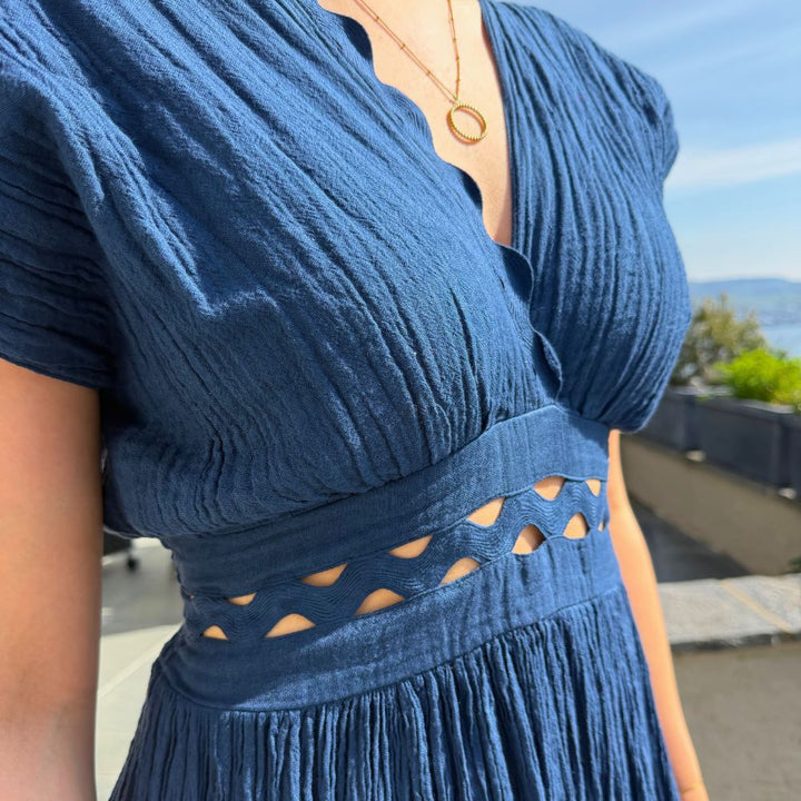 D Artemide Nerea Dress Dark Blue Detail Taillenband und Struktur luftiges Sommerkleid