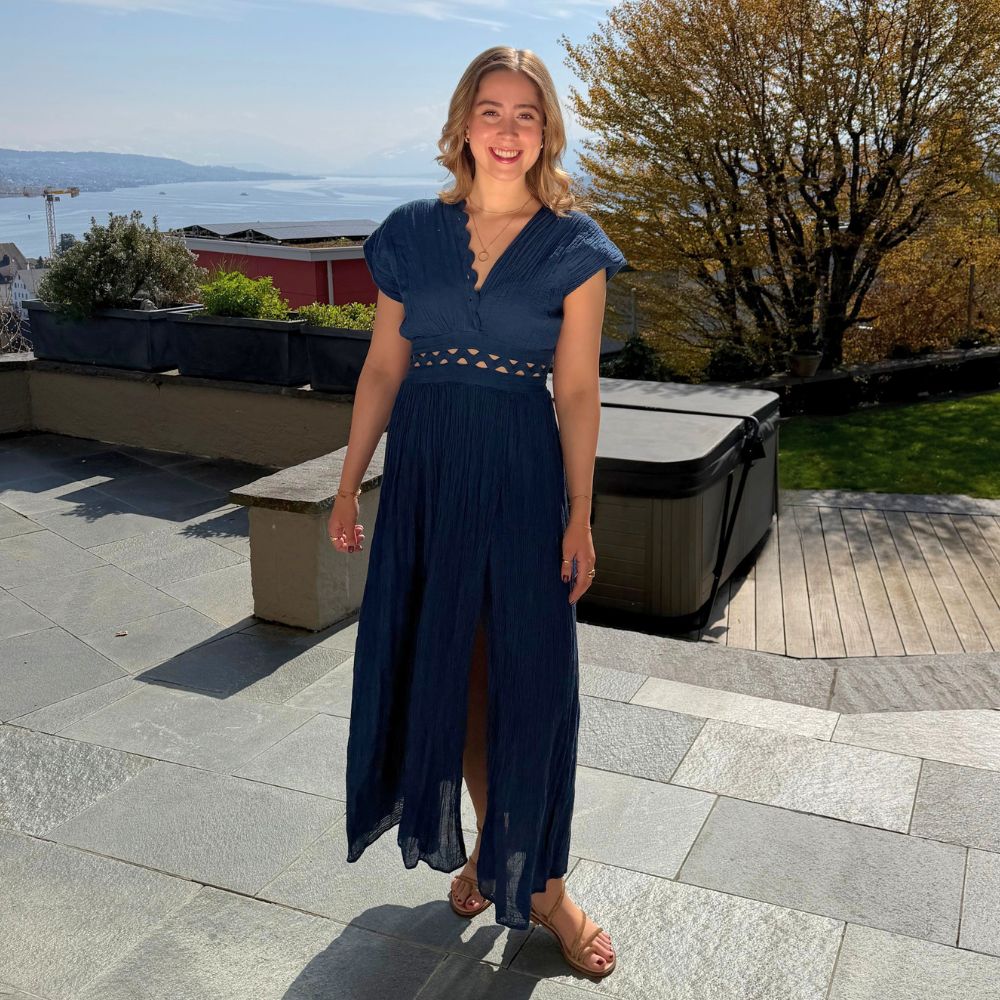 D Artemide Nerea Dress Dark Blue Maxikleid mit V Ausschnitt luftiges Sommerkleid auf Terrasse am See