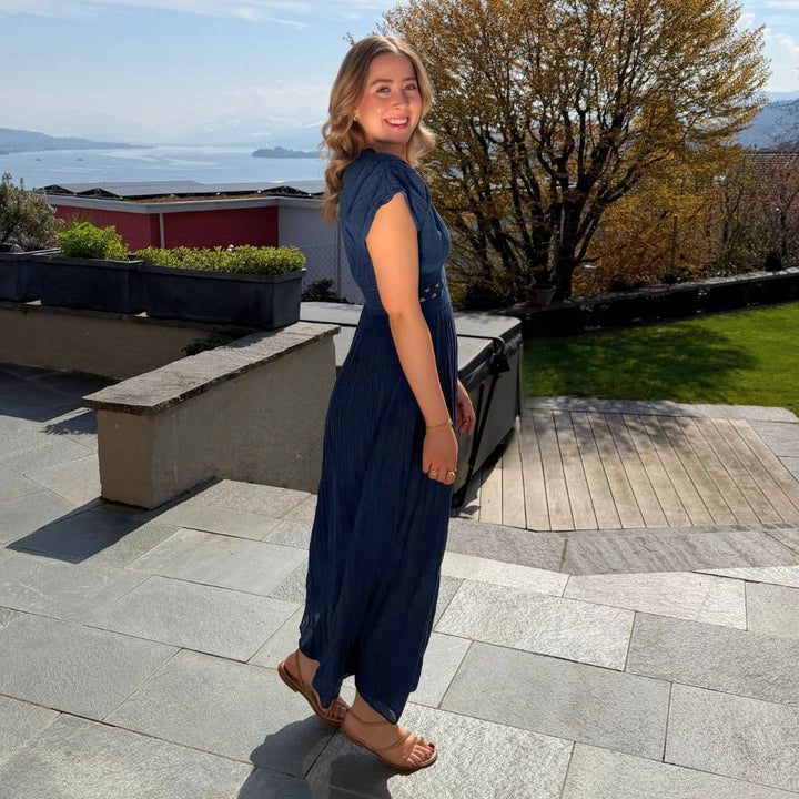 D Artemide Nerea Dress Dark Blue elegantes Maxikleid sommerliches Kleid auf Terrasse am See