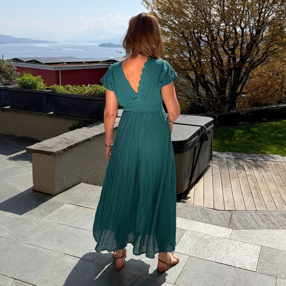 D Artemide Nerea Dress Emerald Maxikleid Rückenansicht leichtes Sommerkleid mit Seeblick