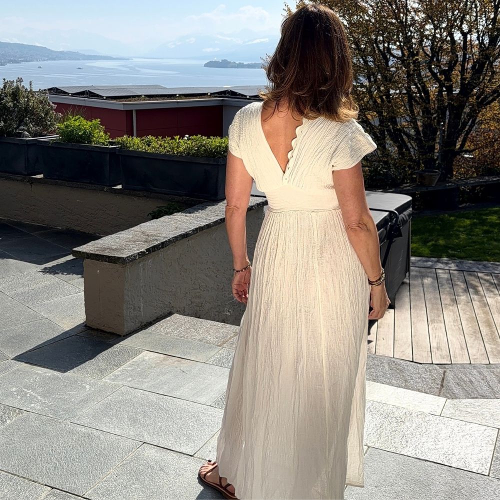 D Artemide Nerea Dress Ivory Maxikleid Rückenansicht leichtes Sommerkleid mit Seeblick