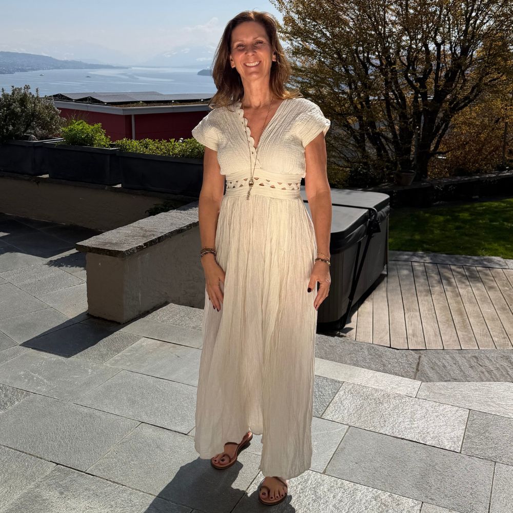 D Artemide Nerea Dress Ivory Maxikleid mit V Ausschnitt luftiges Sommerkleid auf Terrasse am See