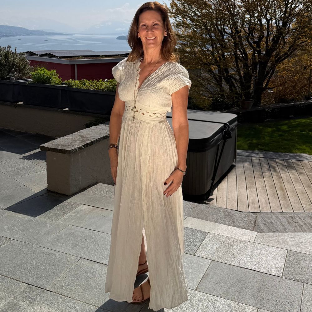 D Artemide Nerea Dress Ivory elegantes Maxikleid sommerliches Kleid auf Terrasse am See
