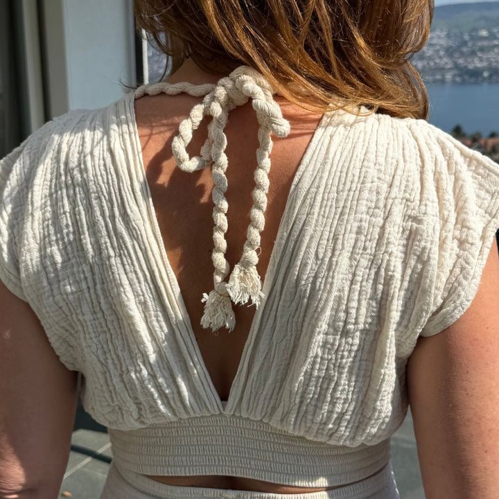 D Artemide Nerea Top Ivory Rückenansicht mit Bindung leichtes Sommertop Detail