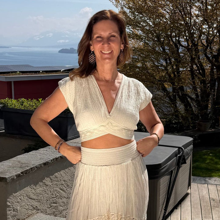 D Artemide Nerea Top Ivory Crop Top mit V Ausschnitt luftiges Sommertop auf Terrasse am See