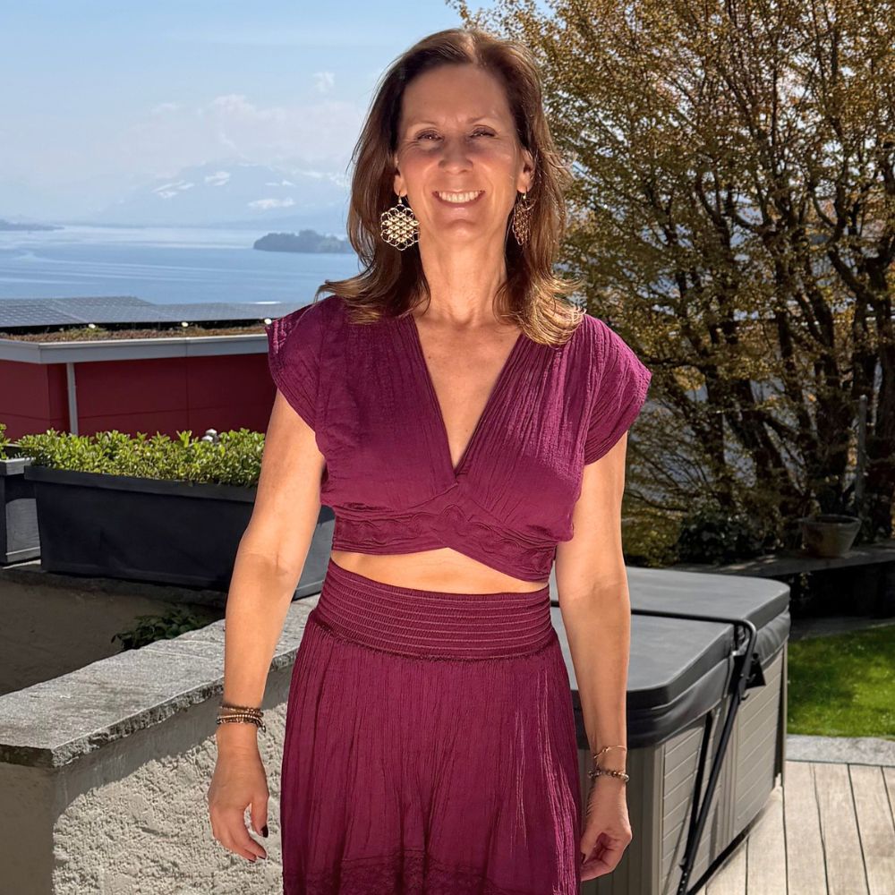 D Artemide Nerea Top Wine Berry Crop Top mit V Ausschnitt luftiges Sommertop auf Terrasse am See