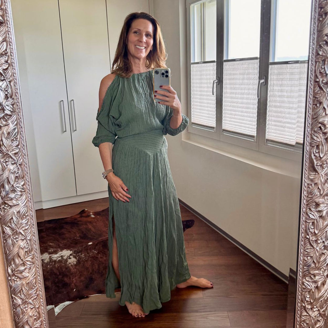 D’ARTEMIDE Sappho Dress in khaki aus 100 % Baumwolle, langes Sommerkleid mit Bindetail, frontal getragen