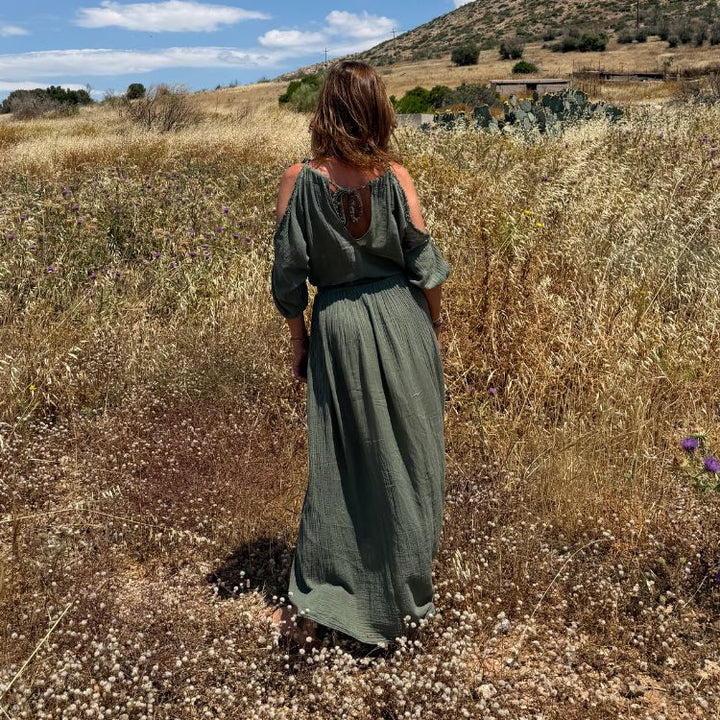 Rückenansicht des D'Artemide Sappho Dress in Khaki mit locker fallendem Baumwollstoff und natürlichem Look
