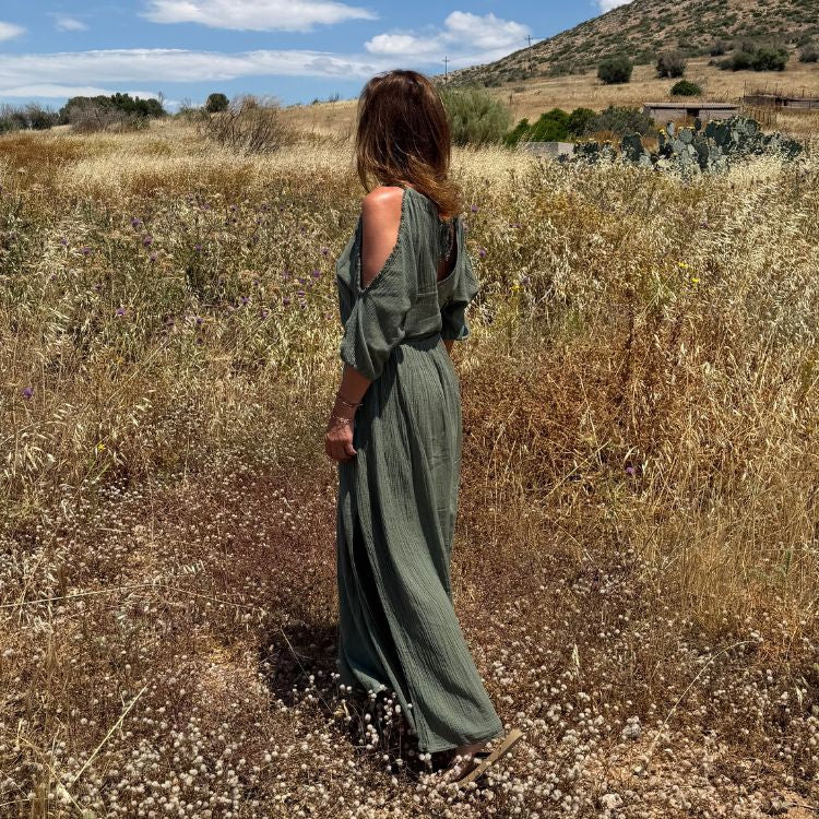 Seitliche Ansicht des khakifarbenen D'Artemide Sappho Maxi Dress in Kornfeld
