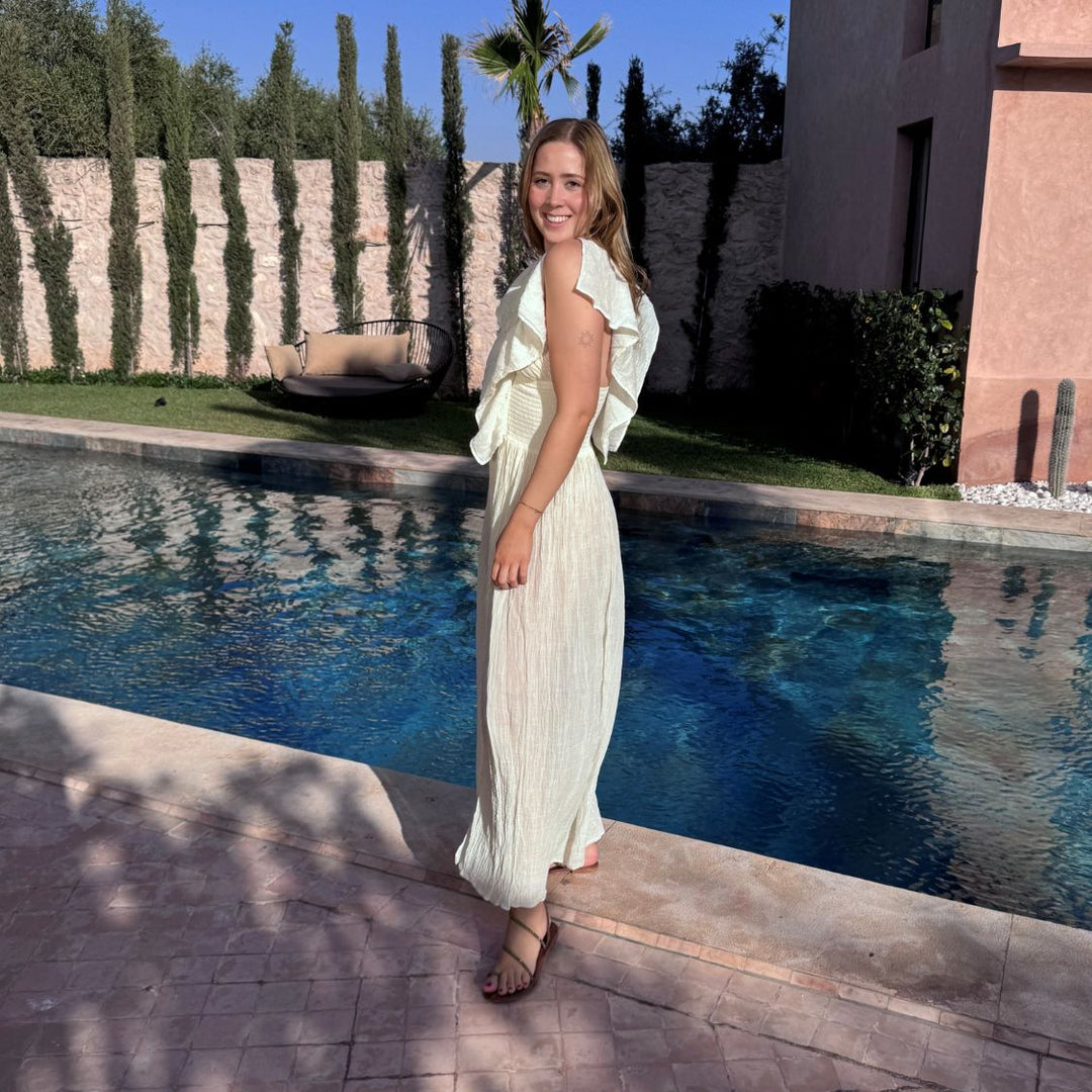 D’ARTEMIDE Serene Dress in ivory aus 100% Baumwolle, langes Sommerkleid, frontal getragen am Pool