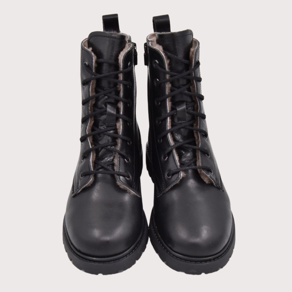 Dianetti Lammfell Schnürstiefel Tudor nero Vorderansicht als Paar nebeneinander